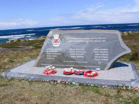 Monumentos a ingleses mortos na guerra em Port Stanley, capital de Falkland